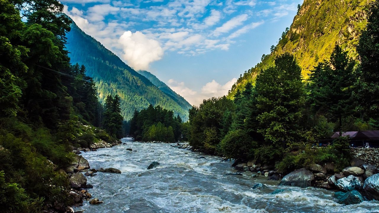 Manali vs Kasol: Which One for Your First Himalayan Trip